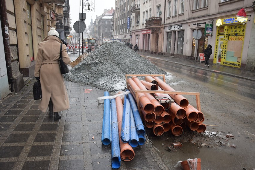 Remont ulicy Śródmiejskiej w Kaliszu trwa. Sprawdź, jak...