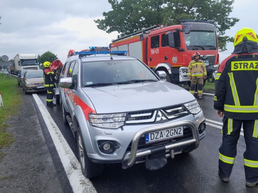 Wypadek busa, którym jechały dzieci z Drobnina w gminie Krzemieniowo. Pod Braszowicami w ich auto uderzyła przyczepa ciężarówki ZDJĘCIA