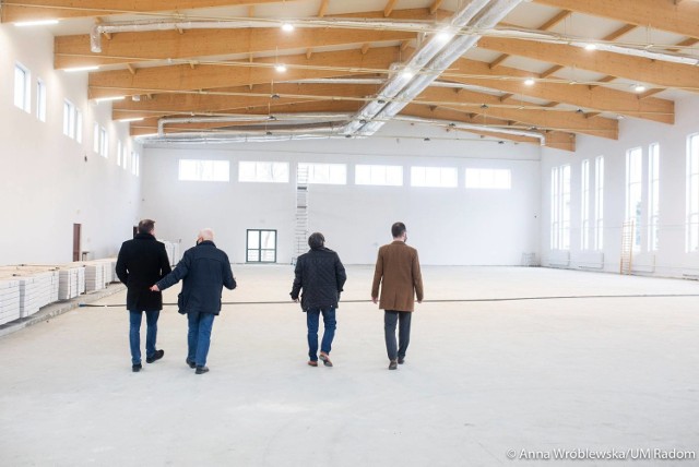 Budowę nowej hali sportowej oglądał prezydent Radomia wraz z pracownikami Urzędu Miasta.