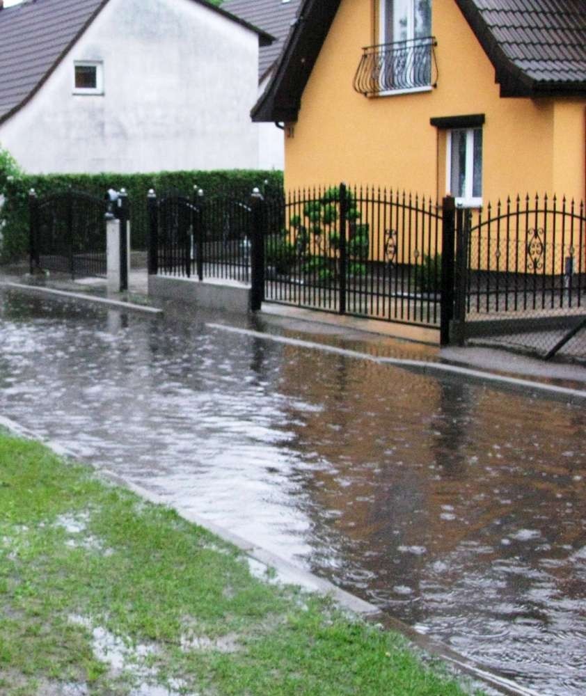 Straż w Chodzieży walczyła z zalaniami po gwałtownych opadach [FOTO]