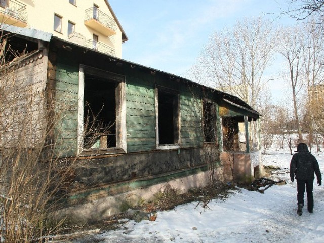 Zrujnowany budynek przy ulicy Okrzei 16 w kwietniu zostanie wyburzony.