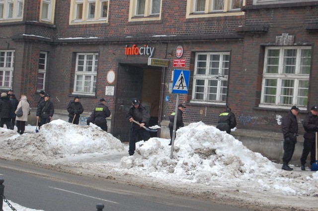 Policjanci znowu będą odśnieżać ulice