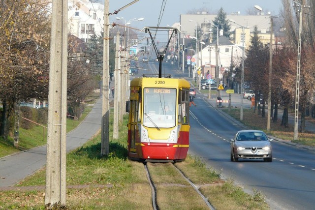 Pasażerowie tramwajów linii 16 jeżdżących na trasie z Łodzi do Zgierza skarżą się na stan torowiska.