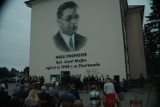 Mural na budynku LO w Janowie Lubelskim. „Nasz profesor kpt. Józef Majka”. Zobacz zdjęcia z odsłonięcia upamiętnienia