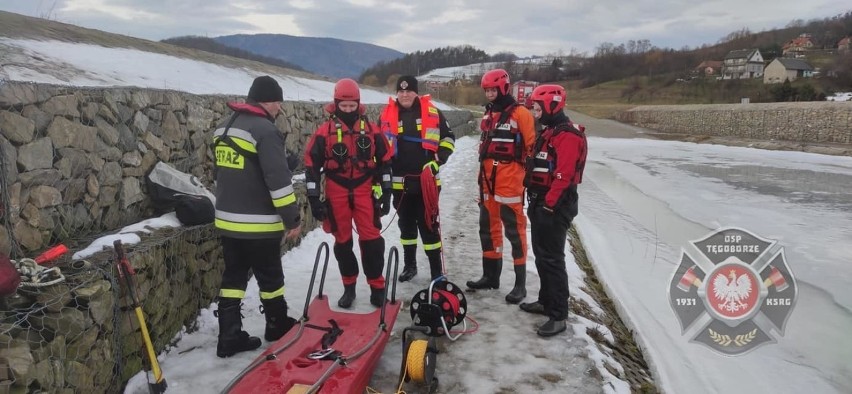 Jezioro Rożnowskie. Strażacy uczyli się ratowania tonących pod lodem