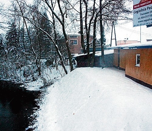 Sporny budynek zakrył koryto rzeki Pankówki