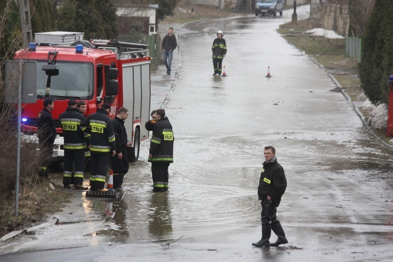 Zawiercie: Zalane Blanowice. Strażacy-ochotnicy wypompowują wodę z dzielnicy [ZDJĘCIA]