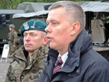 Minister obrony narodowej Tomasz Siemoniak wizytował dziś "białe koszary"