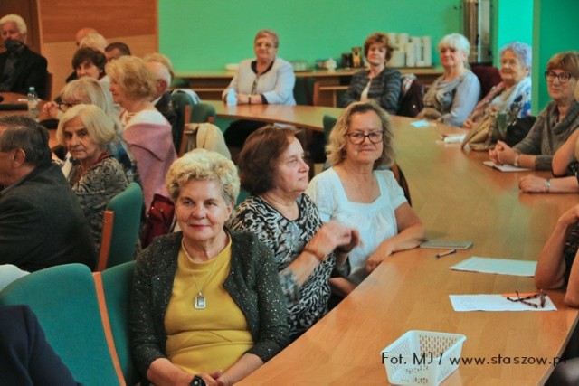 Podczas inauguracji roku akademickiego sala konferencyjna Urzędu Miasta i Gminy w Staszowie wypełniła się seniorami.