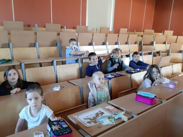Młodzi odkrywcy w salach wykładowych Małopolskiej Uczelni Państwowej w Oświęcimiu