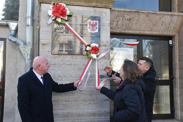 Tablica pamięci Grażyny Wojciechowskiej zawisła przy wejściu do sali sesyjnej.