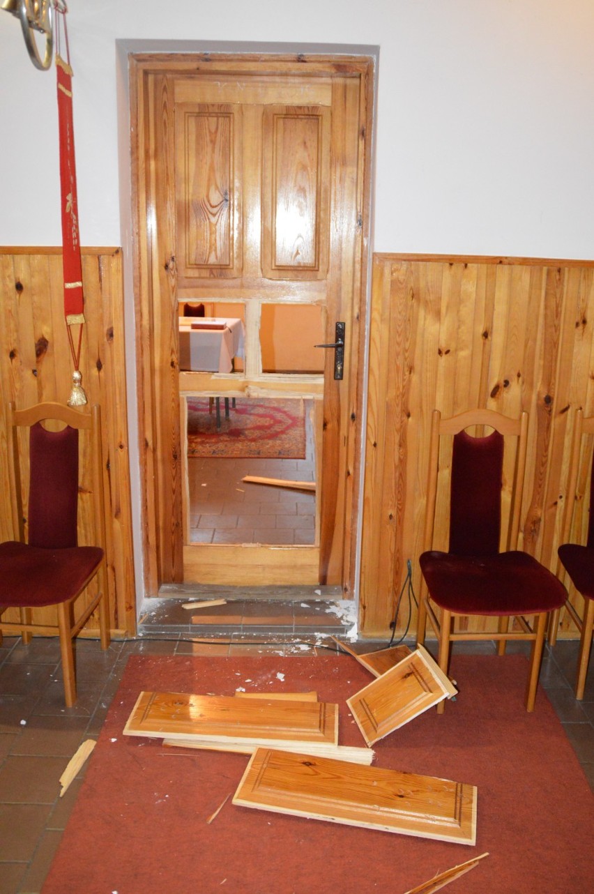 Włamanie do kościoła w Roszkowej Woli: Ukradł wino mszalne i opróżnił puszki z datkami