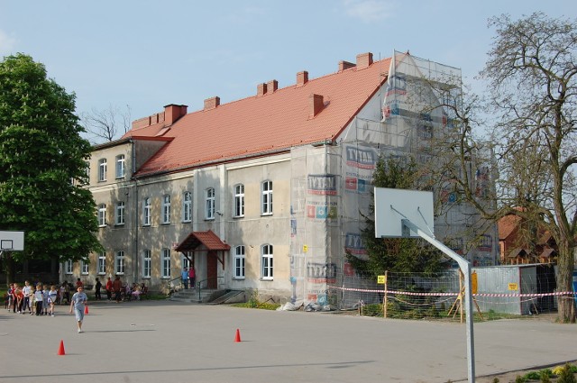 Budynek szkoły w Gościszewie już otoczony rusztowaniami