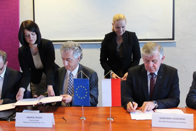 Umowę podpisali (od prawej) marszałek Sławomir Sosnowski i Andrzej Dulka, prezes Glenbrook Investments