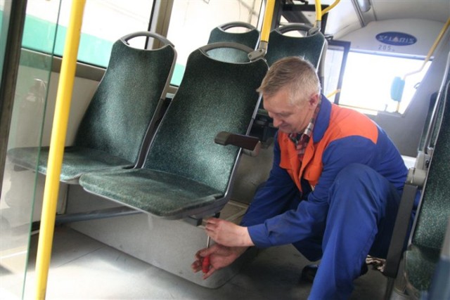 Zbigniew Santysiak naprawił zniszczone siedzenie w jednym z autobusów MPK