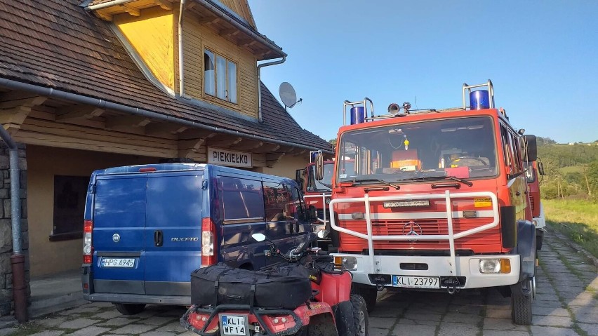 Uzbierali… 15 ton darów. Strażacy z OSP Piekiełko kochają pomagać i wspierają Ukrainę. Potrzebna ciepła odzież, a nawet świece 