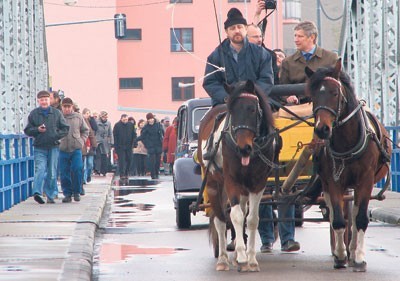 Przez liczący 110 lat most przejechała najpierw bryczka i przedwojenny samochód. Na drugą stronę rzeki przeszły setki osób