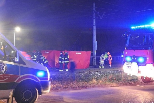 W piątek po zmierzchu doszło do tragedii w Nakle. Pod kołami pociągu osobowego relacji Piła - Bydgoszcz zginął  31-letni mieszkaniec Nakła. Mężczyzna poniósł śmierć na miejscu. Do zdarzenia doszło na wysokości kaplicy przy ul. Bohaterów. Ruch na tej  trasie kolejowej przywrócony został dopiero po trzech godzinach. Dochodzenie dotyczące tego zdarzenia prowadzą policjanci z KPP w Nakle pod nadzorem prokuratora. Już wiadomo, że obsługa pociągu była trzeźwa.


Flesz - wypadki drogowe. Jak udzielić pierwszej pomocy?

