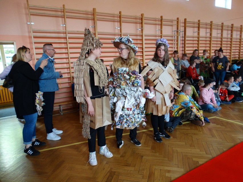Szamotuły. "Papierowy zawrót głowy" - wyjątkowy pokaz mody w szkole u Brzechwy z okazji Dnia Dziecka