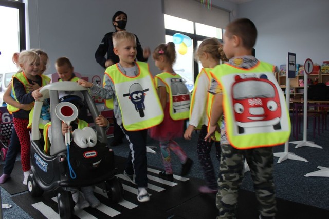 Dzieci z Klubu Malucha spotkały się z policjantką i przypomniały sobie zasady poruszania po drodze