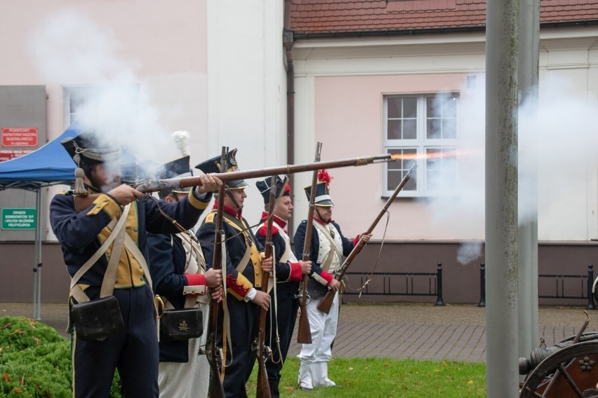 Polscy żołnierze z okresu wojen napoleońskich  przy lęborskim starostwie. To była żywa lekcja historii [WIDEO]