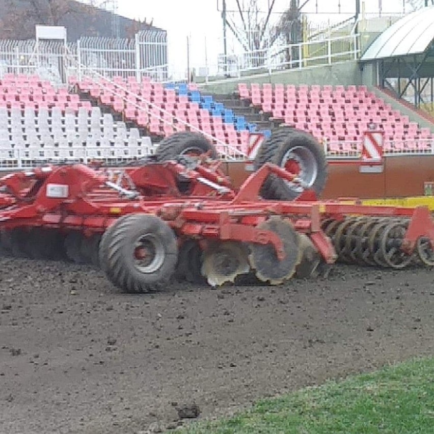 Na stadionie przy ul. Sportowej 2 trwają prace rozbiórkowe...