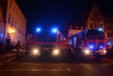 Nocny alarm w centrum Międzychodu: Ktoś podpalił śmieci w budynku mieszkalnym [ZDJĘCIA]