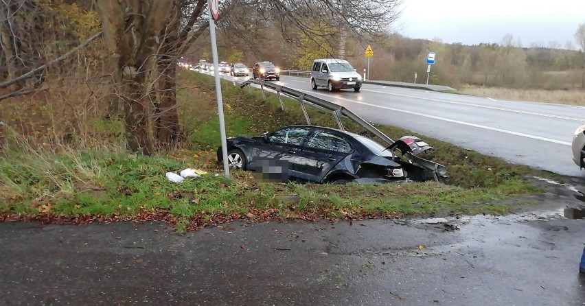 Wypadek drogowy w Zimowiskach pod Ustką. Kierująca volkswagenem w szpitalu