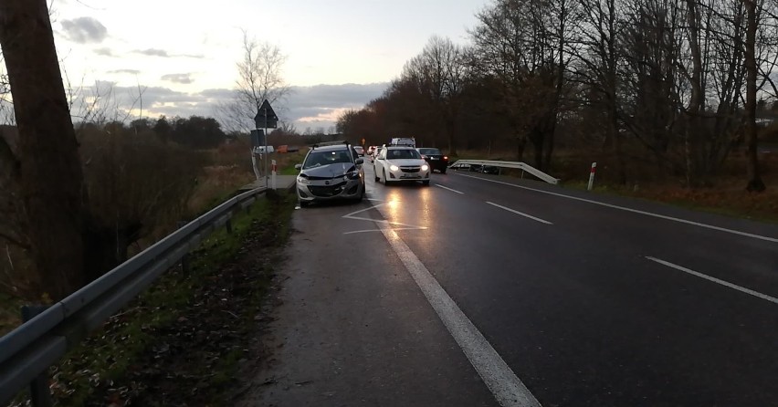 Wypadek drogowy w Zimowiskach pod Ustką. Kierująca volkswagenem w szpitalu