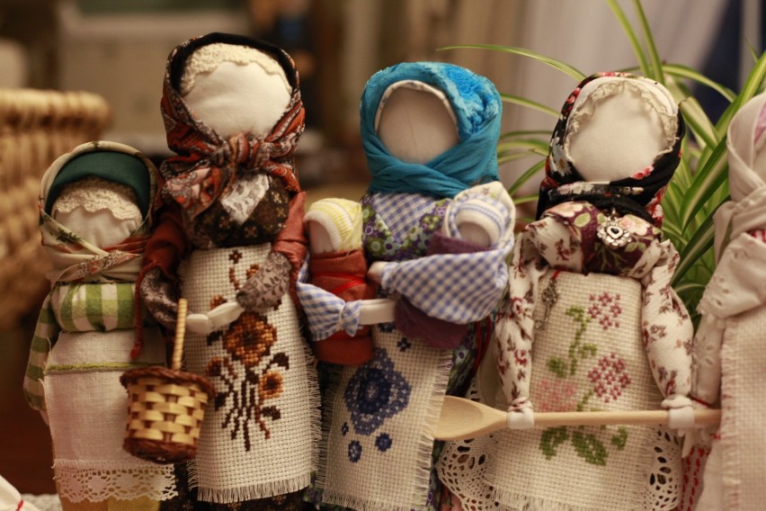 Laskowa. Barbara Jędrzejek tworzy słowiańskie amulety. To lalki motanki, które mogą spełniać życzenia [ZDJĘCIA]