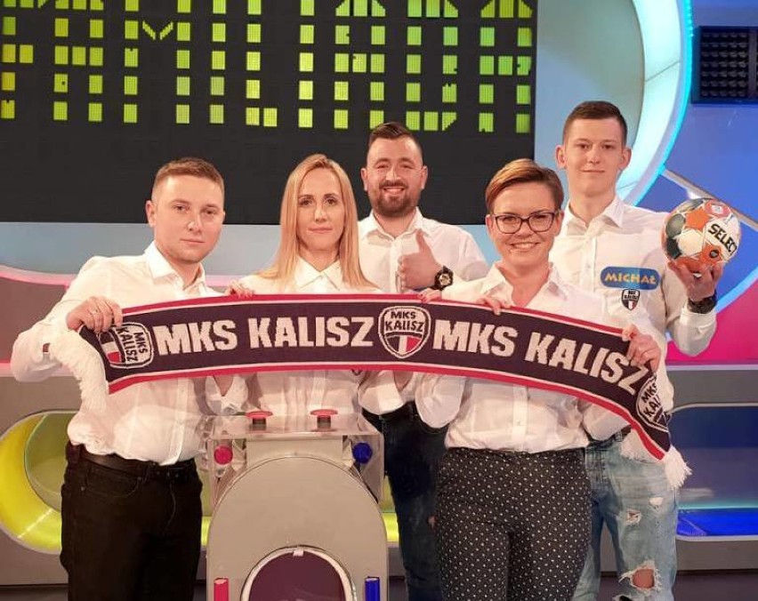 Przedstawiciele Stowarzyszenia „Klub Kibica MKS Kalisz” z...