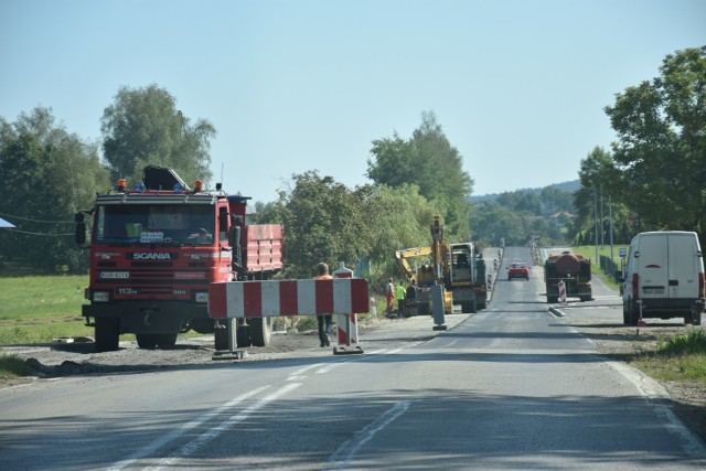 DW 933 - trwają prace przy modernizacji odcinka w Krygu. na długości około 450 metrów obowiązuje ruch wahadłowy