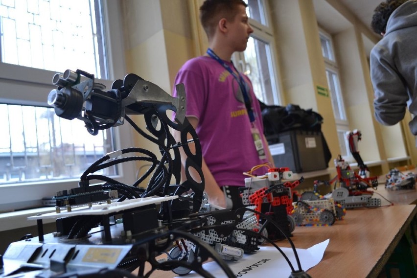 Turniej robotów w Rybniku: W Tyglu trwa rywalizacja robotów [ZDJĘCIA]