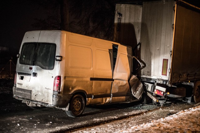 W poniedziałek przed godz 17 w Żydomicach zderzyły się dwa samochody – ciężarowy i dostawczy. Kierowca jednego z nich został odwieziony do szpitala.