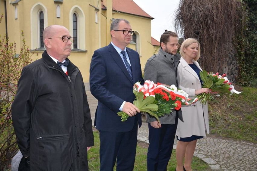 Delegacja władz powiatowych i miejskich złożyła wiązanki kwiatów pod „Tablicą katyńską” na Murze Pamięci 