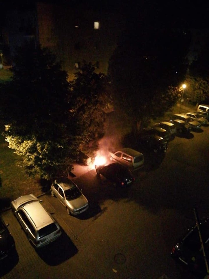 Płonące auta w Międzyrzeczu na Osiedlu Centrum