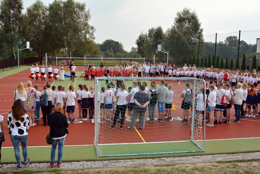 W Krzykawie (gmina Bolesław) otwarto wielofunkcyjne boisko...