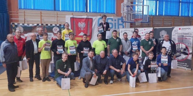 Najlepsi uczestnicy, jurorzy i przedstawiciele organizatorów turnieju z cyklu Grand Prix Polski 2023 w warcabach 100-polowych, który odbył się w Janikowie