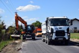 Trwa rozbudowa drogi we Wronowicach w gminie Łask. Inwestycja jest prowadzona za blisko 4,2 mln zł. ZDJĘCIA