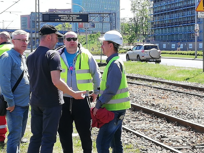 Trwa usuwanie awarii sieci tramwajowej na ulicy Legnickiej