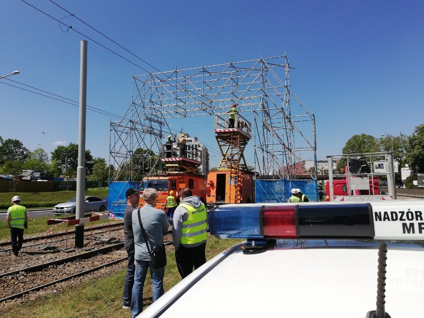 Usuwanie awarii sieci tramwajowej na ulicy Legnickiej