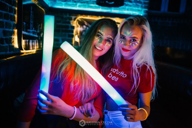 Toruńskie kluby w weekend pękały w szwach! W klubie Number One była ciekawa impreza "Fluo Party", w Bajce mieliśmy kolejną odsłonę "Wesela". Zobaczcie zdjęcia najpiękniejszych dziewczyn, które bawiły się w klubach!

O kolejnych imprezach w klubach dowiesz się na stronach klubów:Number One i Bajka Disco Club

Zobacz też:
Wybory Miss Polonia 2019. Zobacz kandydatki z województwa kujawsko-pomorskiego
Najpiękniejsze polskie cheerleaderki