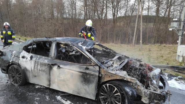 W Orzełku auto osobowe stanęło w płomieniach po tym, jak dachowało. Strażacy szybko ugasili pożar.