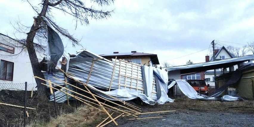 Silny wiatr zerwał dach na magazynie budowlanym w Sidzinie...