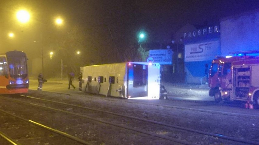 Sosnowiec: Autobusem uderzył w słup i przewrócił się na bok [ZDJĘCIA]