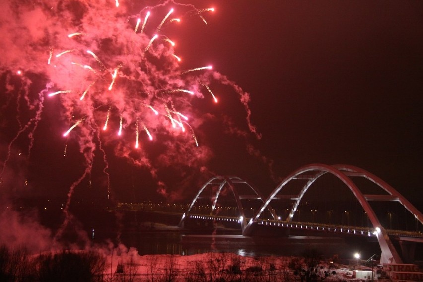 Pokaz sztucznych ogni na nowym moście w Toruniu.