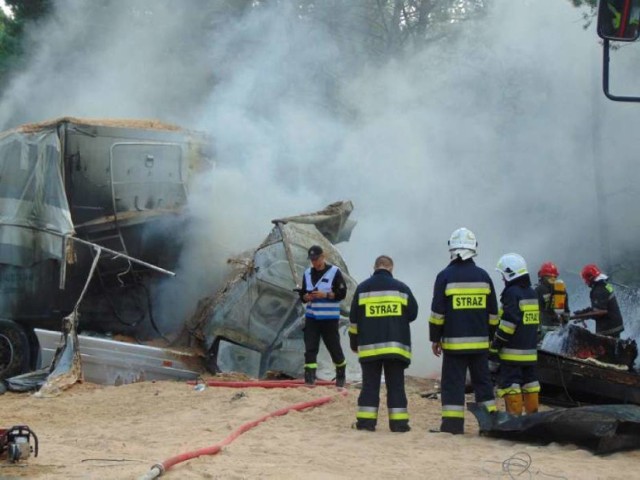 Wypadek w Orlinie Małej w gminie Gizałki (powiat pleszewski). Na drodze wojewódzkiej nr 443 łączącej Jarocin z Tuliszkowem zderzyły się trzy samochody ciężarowe. Dwa z nich zapaliły się. Nie żyje kierowca jednego z aut.


CZYTAJ WIĘCEJ: Wypadek na drodze wojewódzkiej nr 443. Nie żyje jedna osoba

