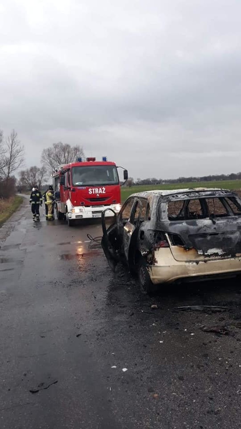 Gmina Cedry Wielkie: Pożar auta na drodze Leszkowy-Kiezmark [ZDJĘCIA]