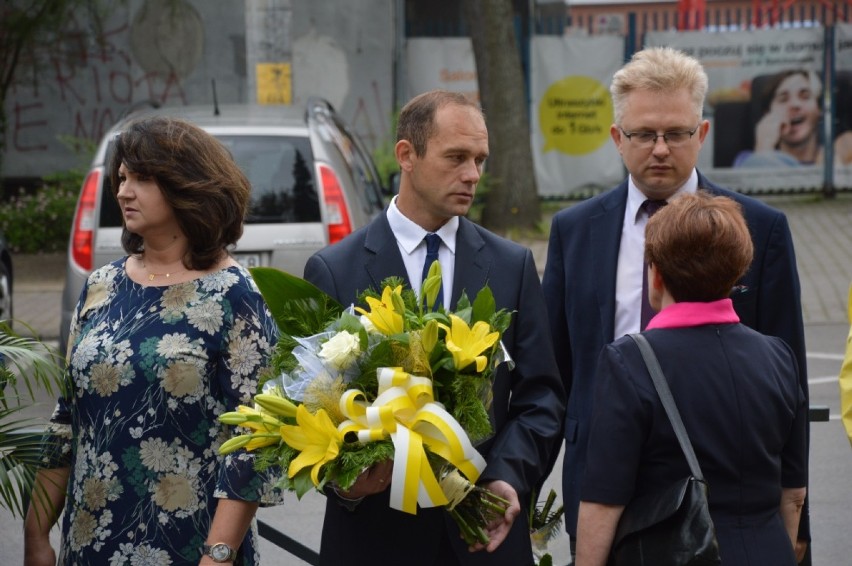 Dni Patrona Miasta w Bełchatowie. Kwiaty przy pomniku papieża św. Jana Pawła II