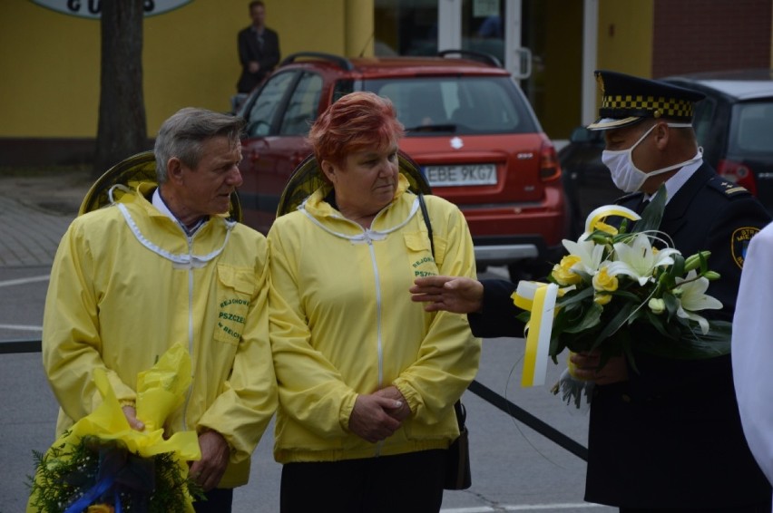 Dni Patrona Miasta w Bełchatowie. Kwiaty przy pomniku papieża św. Jana Pawła II